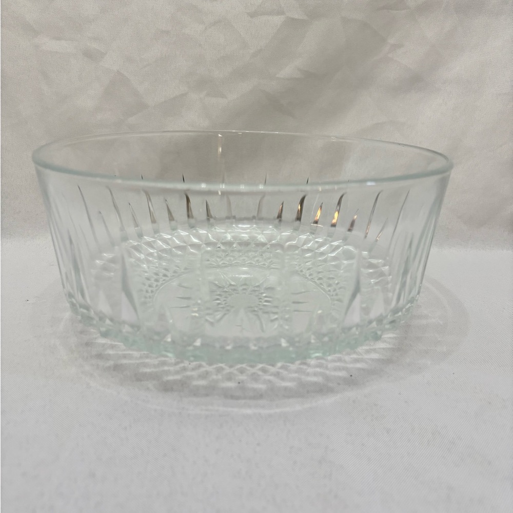 Vintage Arcoroc USA Diamond Cut Starburst Crystal Glass 9” Serving Bowl